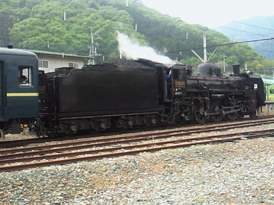 三峰口駅に入線するC58 363号機